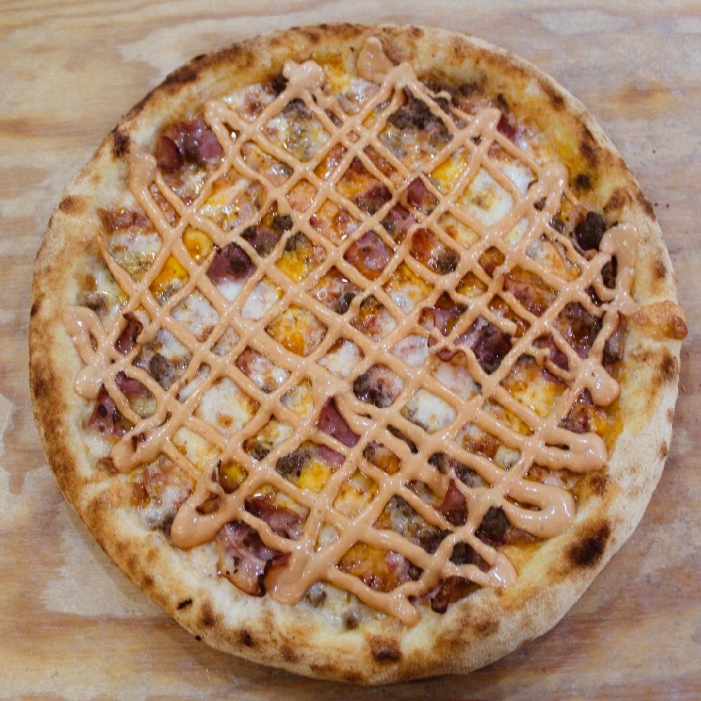 Big Burger, salsa de tomate, mozzarella, ternera, bacon, chedar y salsa burguer