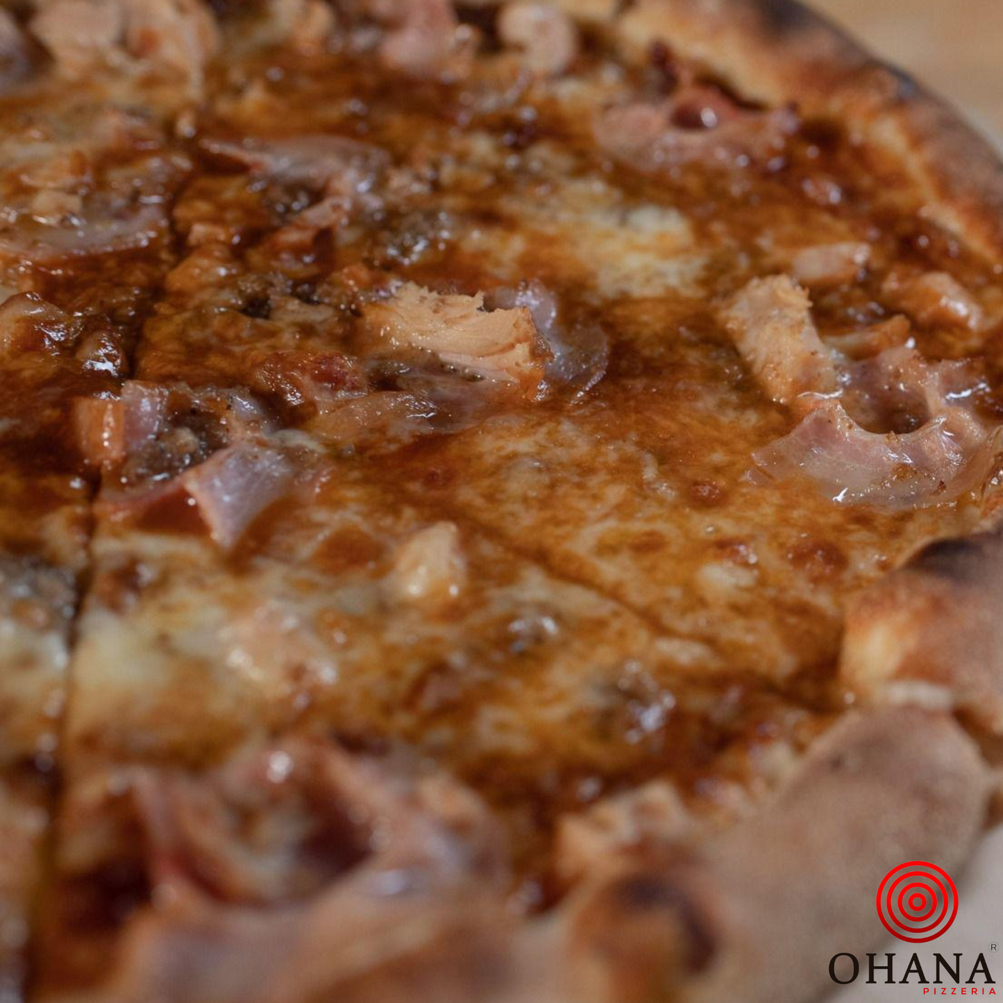 Barbacoa, salsa bbq, mozzarella, carne de ternera, bacon, pollo