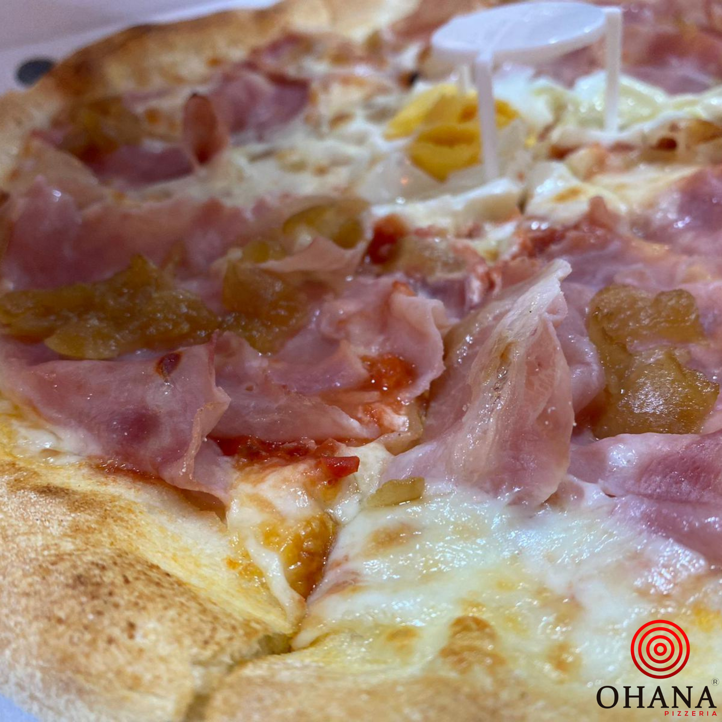 Campana, salsa de tomate, mozzarella, bacon, york, cebolla caramelizada, huevo