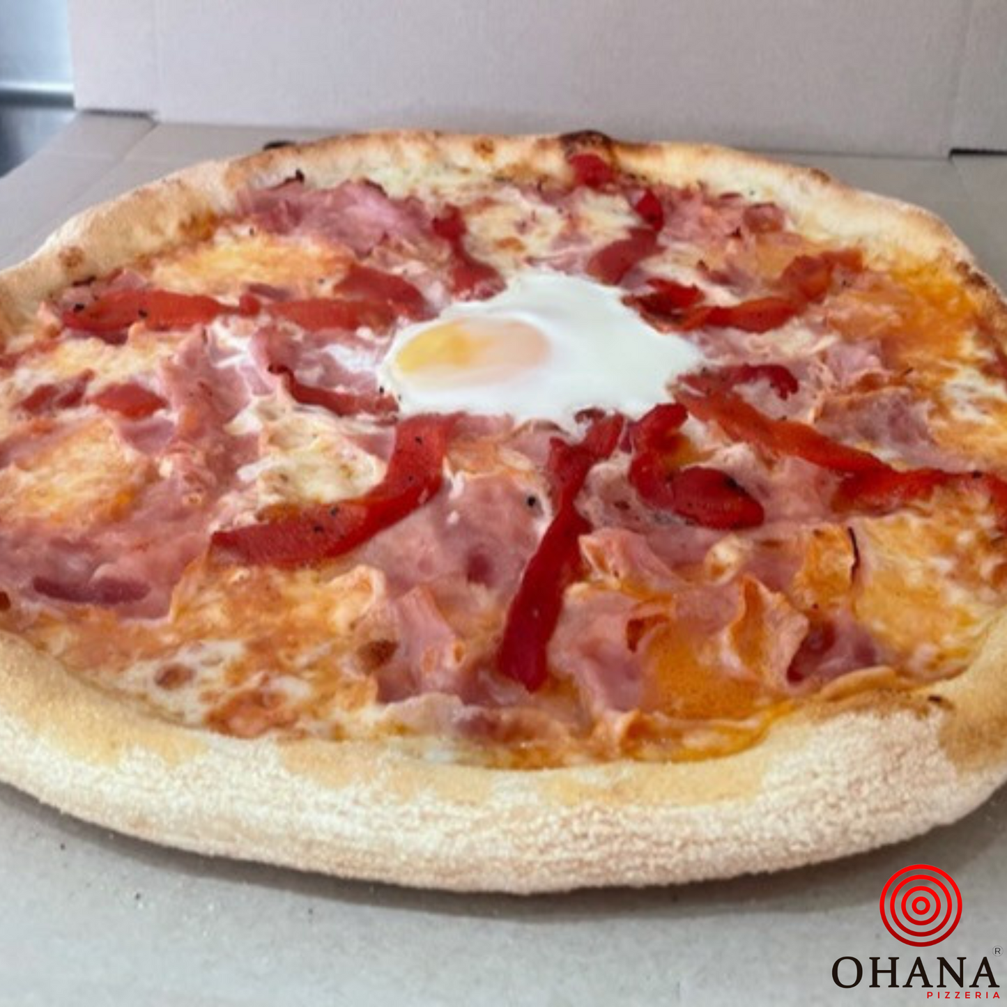 Solemio, salsa de tomate, mozzarella, york, pimiento rojo asado, huevo