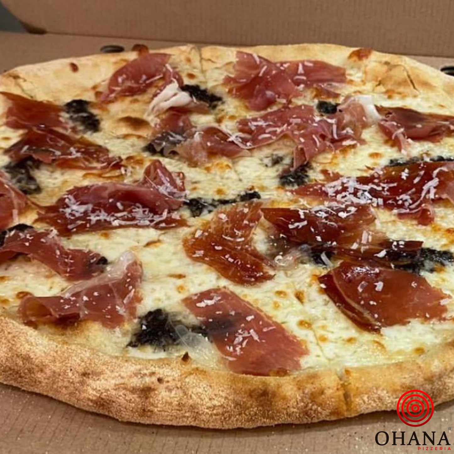 Pata Negra, crema de trufa negra, mozzarella (fuera de cocción jamon iberico y parmesano)