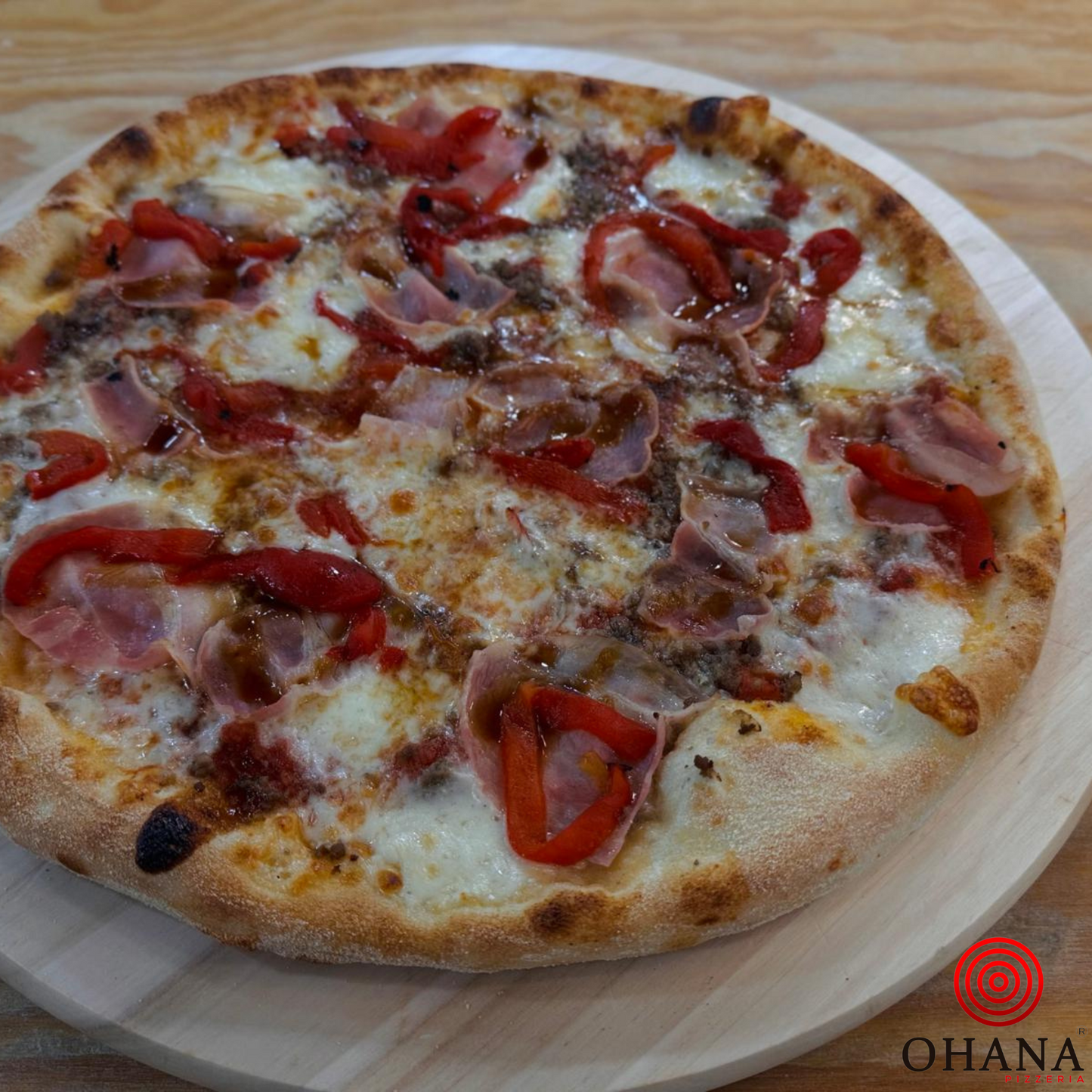 Tokio, salsa de tomate, mozzarella, carne de ternera, bacon, pimiento rojo asado, salsa teriyaki