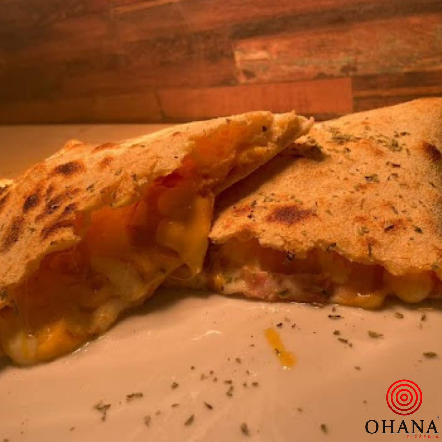 Calzone Media Luna, salsa de tomate, mozzarella, bacon, queso cheddar