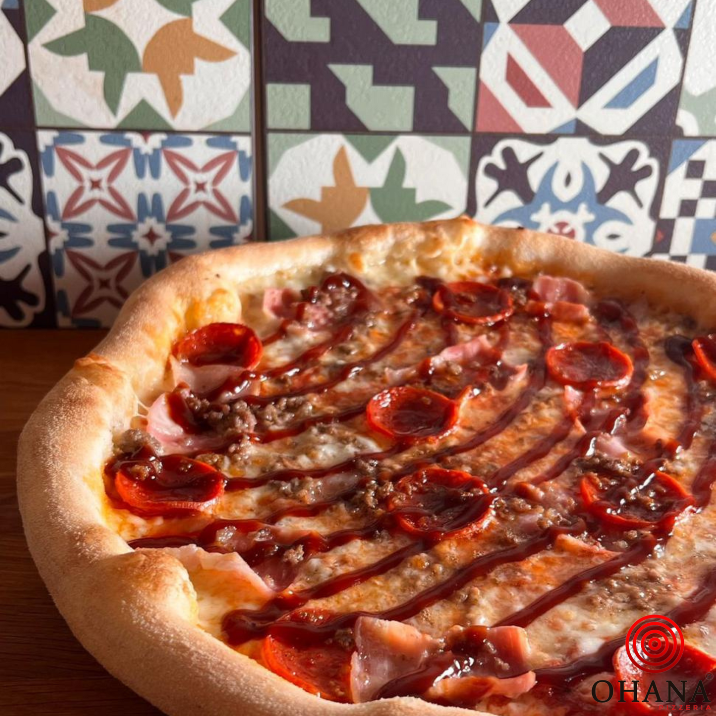 Canibal, salsa de tomate, mozzarella, carne de ternera, bacon, pepperoni, (fuera de cocción salsa bbq)