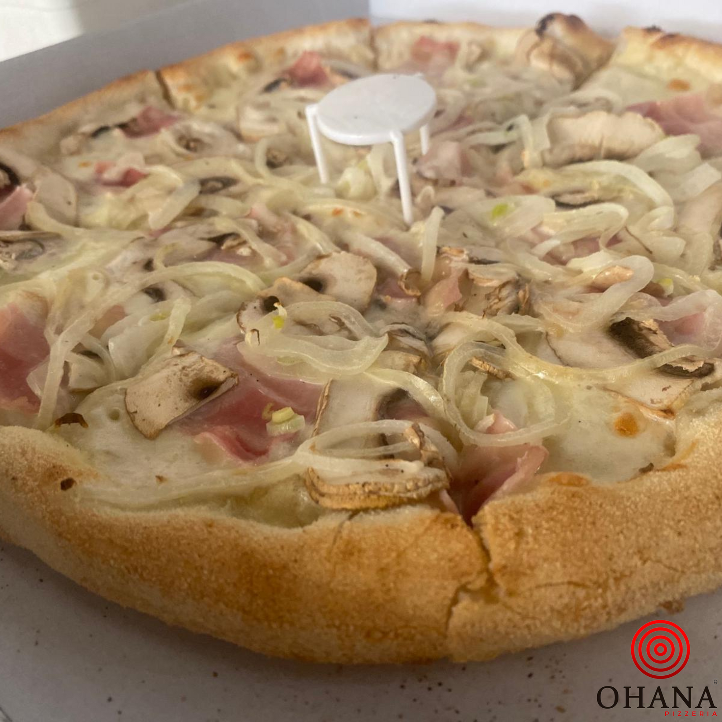 Carbonara, nata, mozzarella, bacon, cebolla, champiñón