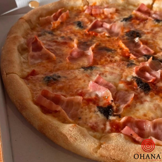 Lombarda, salsa de tomate, mozzarella, crema de trufa negra, bacon (fuera de cocción parmesano)