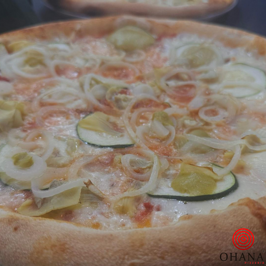 Verduras, salsa de tomate, mozzarella, alcachofas, calabacín, cebolla, crema de espárragos