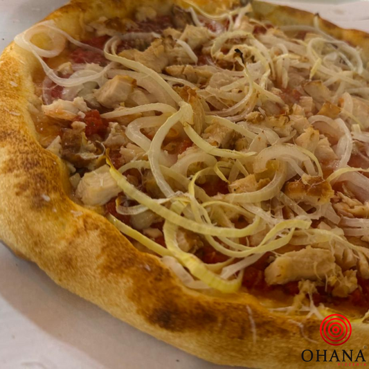 Pollo, salsa de tomate, mozzarella, pollo, cebolla, (fuera de cocción parmesano)