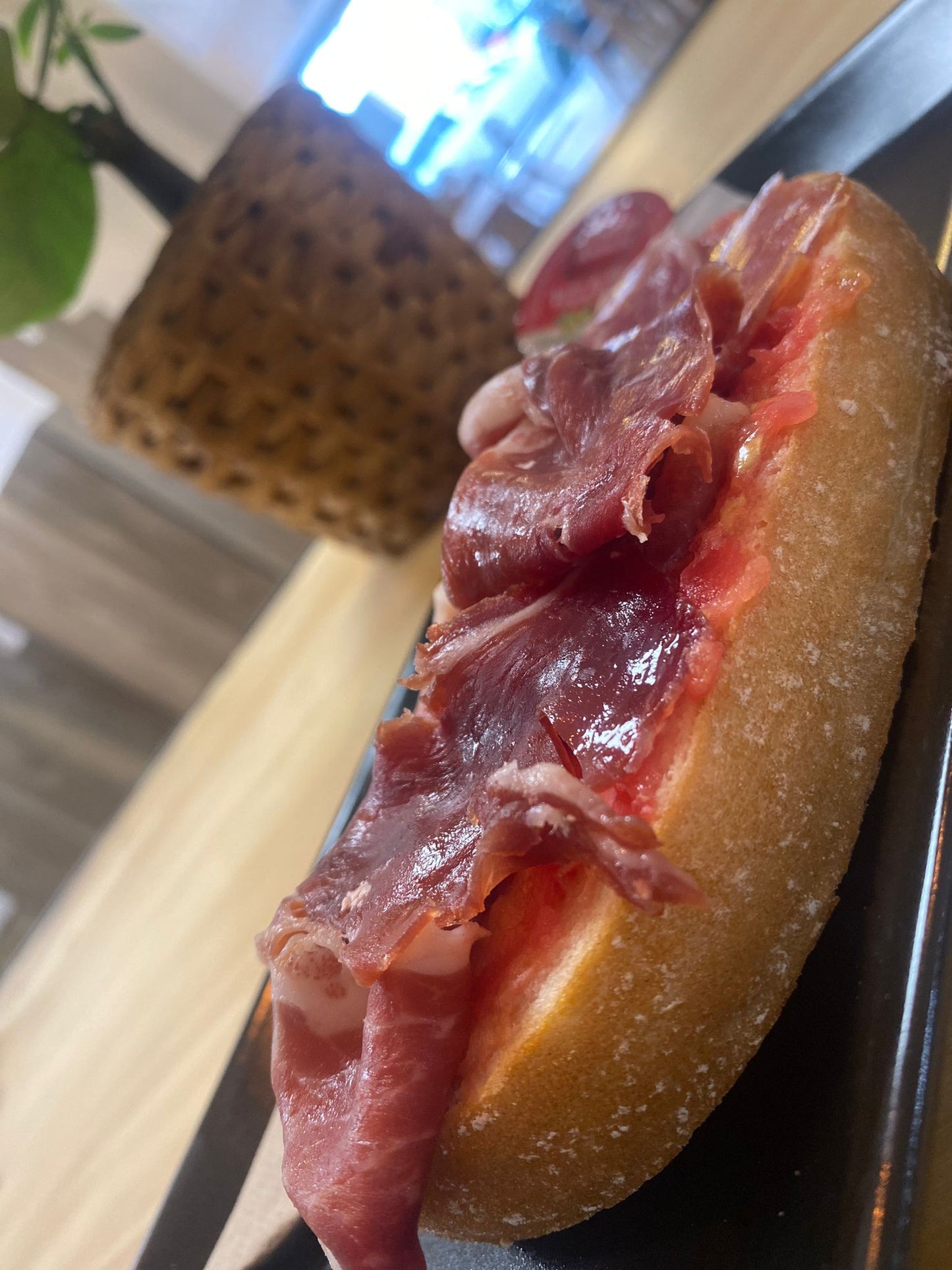 Tostada jamon iberico tomate natural y aceite de oliva