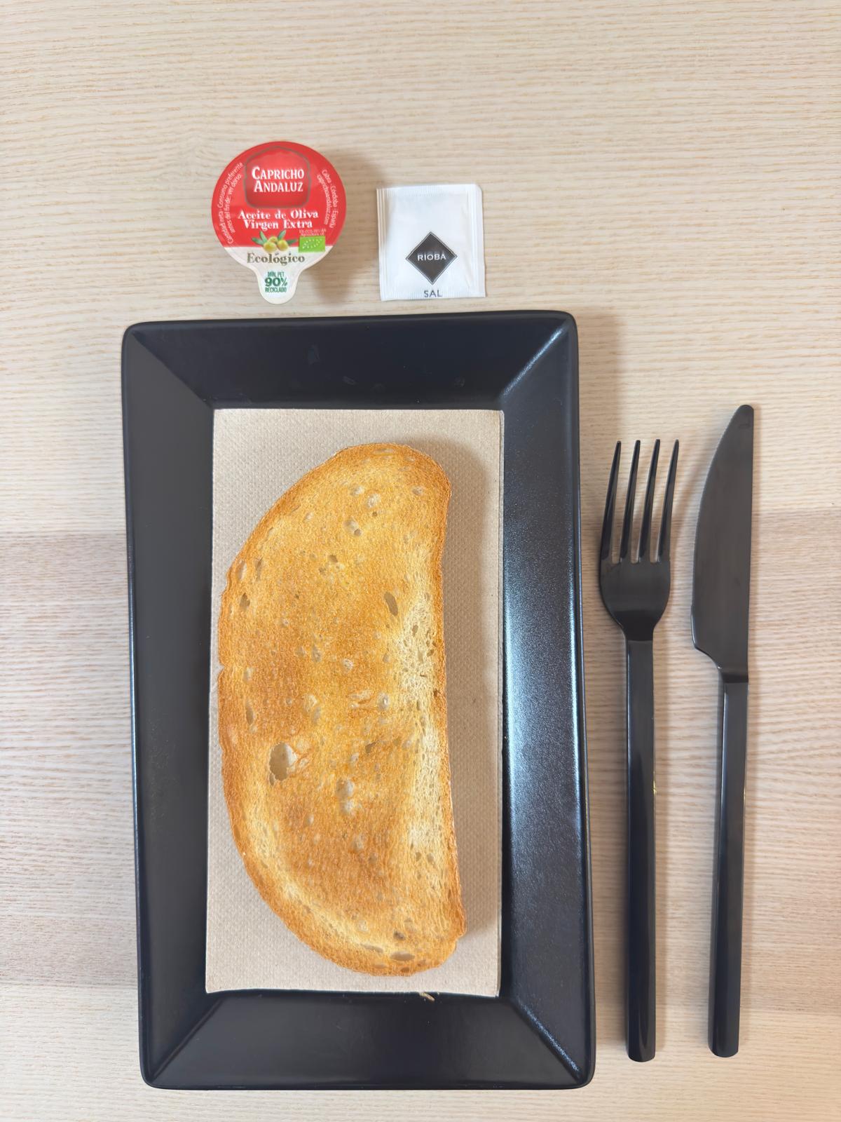Tostada aceite y sal o tomate natural rallado