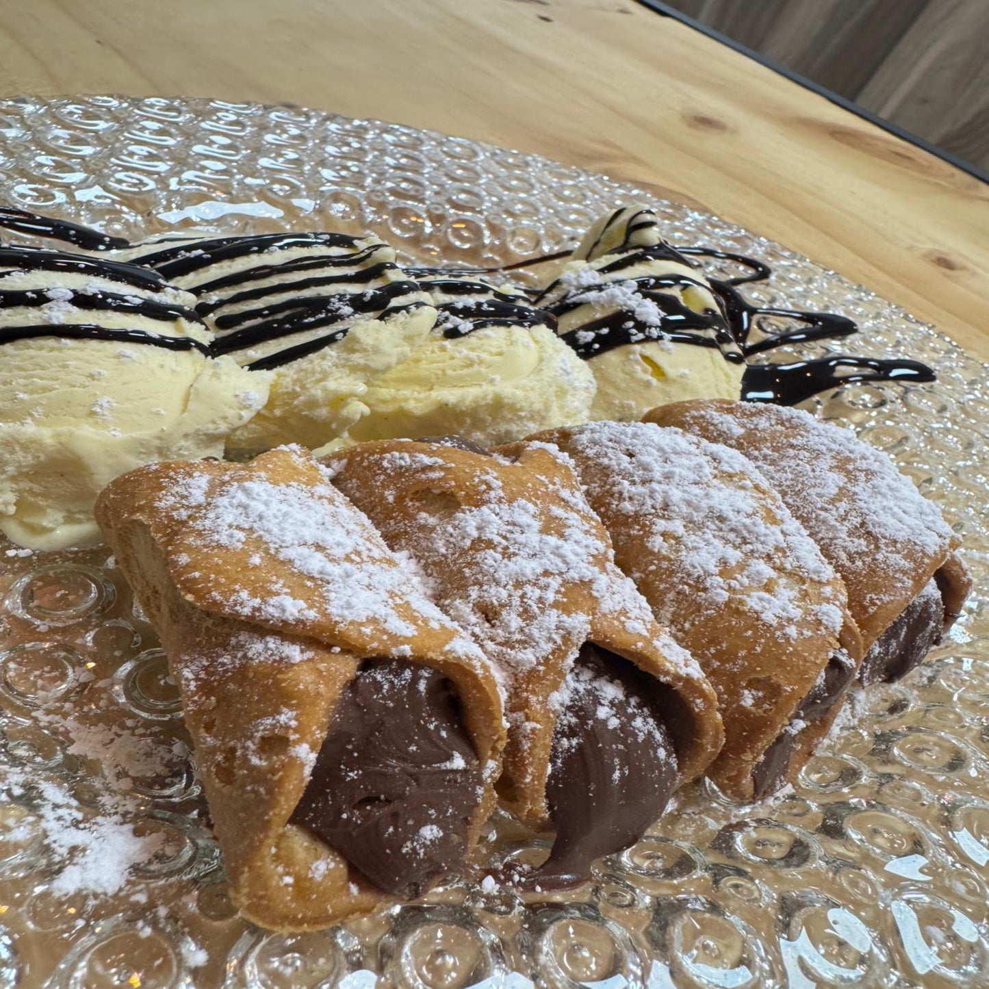 Cannolis rellenos de Nutella y azucar glass